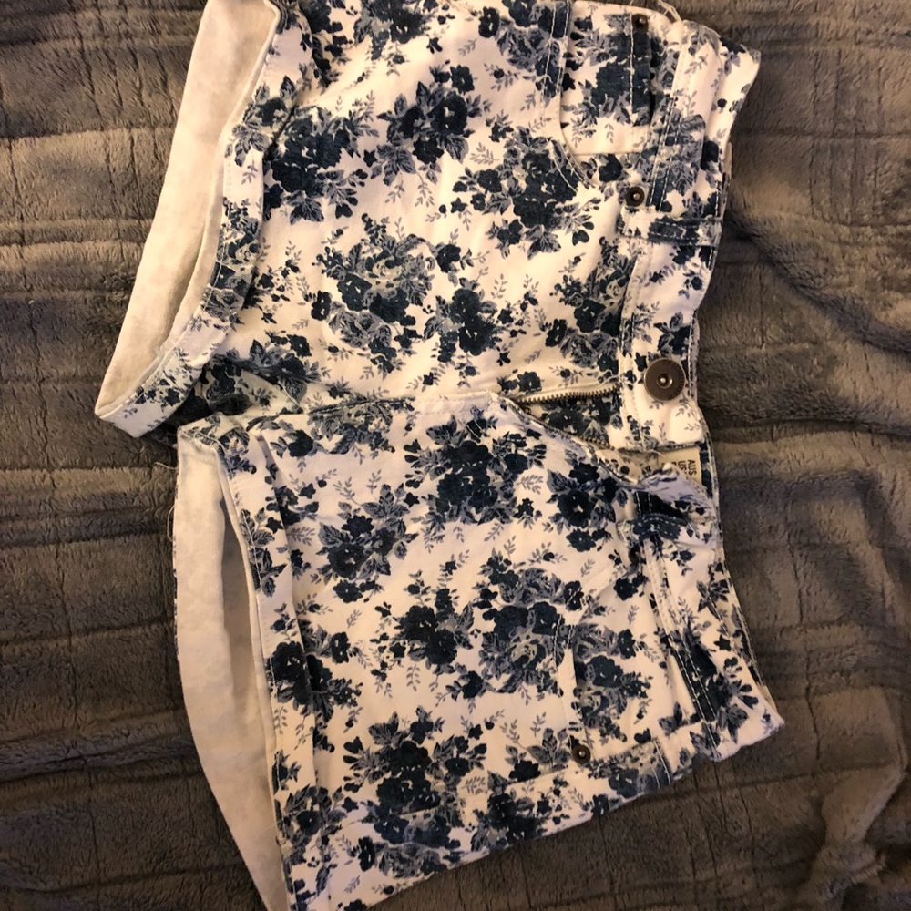 Shorts - Picture 3 of 3